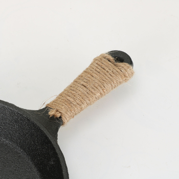 Tiganj za prženje s jednom drškom — lijevano željezo, plitko dno, bez premaza; kompatibilan s plinskim i indukcijskim pločama; težina 2,1 kg; dubina 4,3 cm; model 051
