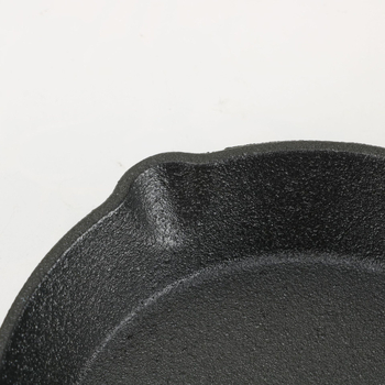 Tiganj za prženje s jednom drškom — lijevano željezo, plitko dno, bez premaza; kompatibilan s plinskim i indukcijskim pločama; težina 2,1 kg; dubina 4,3 cm; model 051