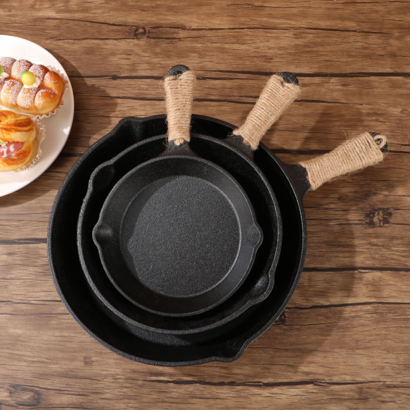 Tiganj za prženje s jednom drškom — lijevano željezo, plitko dno, bez premaza; kompatibilan s plinskim i indukcijskim pločama; težina 2,1 kg; dubina 4,3 cm; model 051