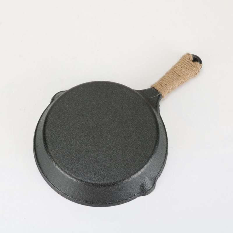 Tiganj za prženje s jednom drškom — lijevano željezo, plitko dno, bez premaza; kompatibilan s plinskim i indukcijskim pločama; težina 2,1 kg; dubina 4,3 cm; model 051