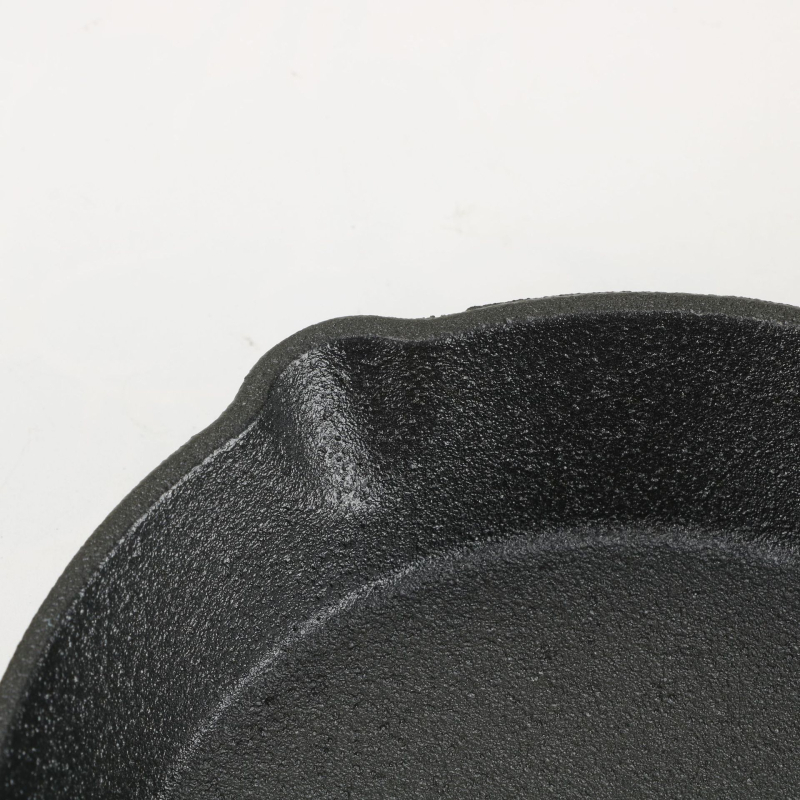 Tiganj za prženje s jednom drškom — lijevano željezo, plitko dno, bez premaza; kompatibilan s plinskim i indukcijskim pločama; težina 2,1 kg; dubina 4,3 cm; model 051