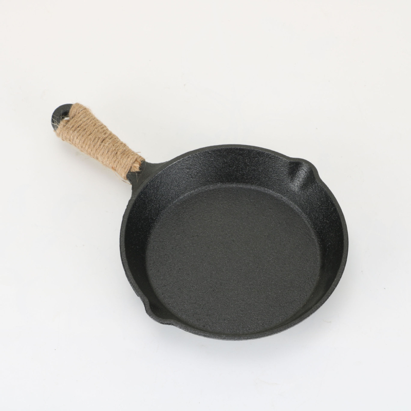 Tiganj za prženje s jednom drškom — lijevano željezo, plitko dno, bez premaza; kompatibilan s plinskim i indukcijskim pločama; težina 2,1 kg; dubina 4,3 cm; model 051