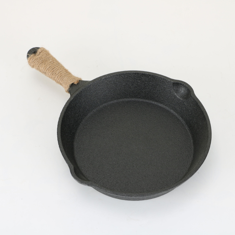 Tiganj za prženje s jednom drškom — lijevano željezo, plitko dno, bez premaza; kompatibilan s plinskim i indukcijskim pločama; težina 2,1 kg; dubina 4,3 cm; model 051