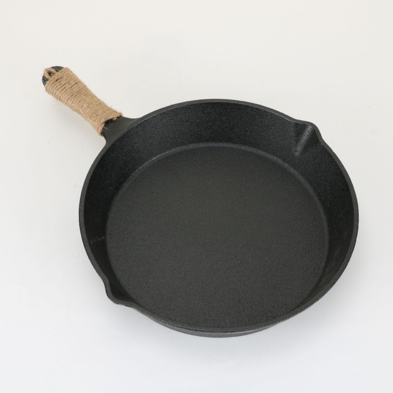 Tiganj za prženje s jednom drškom — lijevano željezo, plitko dno, bez premaza; kompatibilan s plinskim i indukcijskim pločama; težina 2,1 kg; dubina 4,3 cm; model 051