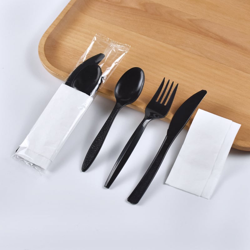 Jednokratni plastični set pribora (nož, vilica, žlica) – biorazgradiv, otisnuti logotip, prilagodba dostupna, debela žlica, pravokutni oblik