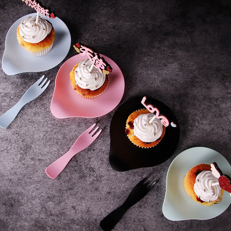 Četiri u jednom jednokratni set pribora za rođendan s kutijom za tortu, pladnjem u obliku kapljice vode i valovito vilicu