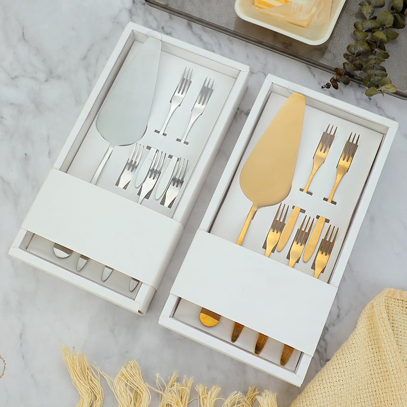 410 rozsdamentes acél desszertkészlet – modern, minimalist stílus; tükörfényes polírozás; testreszabás elérhető; tartalmaz torta kés, torta villa, torta kanál, fagylaltkanál és gyümölcs villa