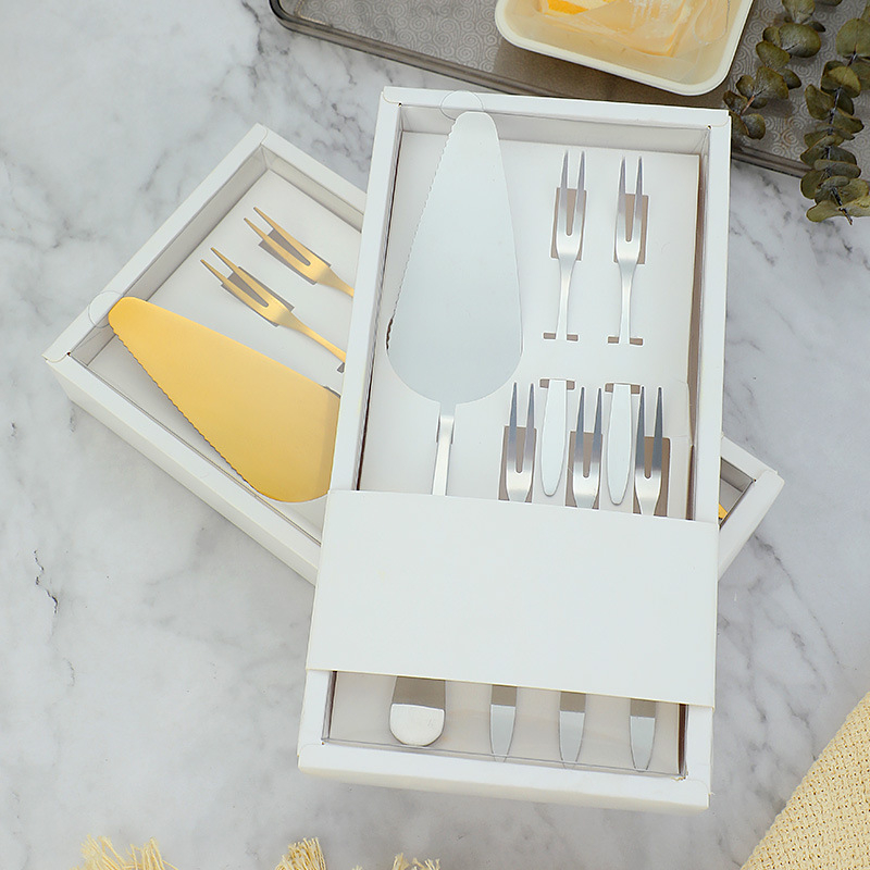 410 rozsdamentes acél desszertkészlet – modern, minimalist stílus; tükörfényes polírozás; testreszabás elérhető; tartalmaz torta kés, torta villa, torta kanál, fagylaltkanál és gyümölcs villa