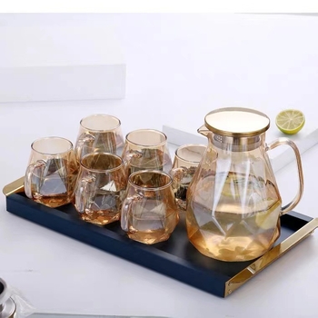 Σετ μπουκάλι κρύου νερού με γυάλινα ποτήρια — μοντέρνο μινιμαλιστικό στυλ, υφή σφυρήλατη, κατάλληλο για χυμό, γάλα, τσάι και κρύο νερό, έτοιμο για δώρο