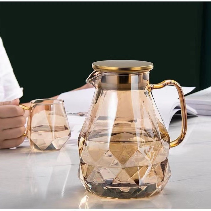 Σετ μπουκάλι κρύου νερού με γυάλινα ποτήρια — μοντέρνο μινιμαλιστικό στυλ, υφή σφυρήλατη, κατάλληλο για χυμό, γάλα, τσάι και κρύο νερό, έτοιμο για δώρο