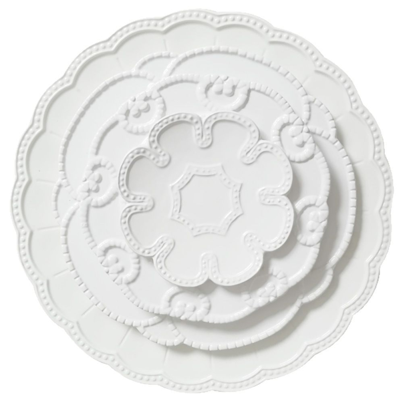 Kerámia étkészlet domborított mintázattal, palotai stílusban, tartalmaz lapos és sekély tányérokat, kézzel készített és testre szabható.