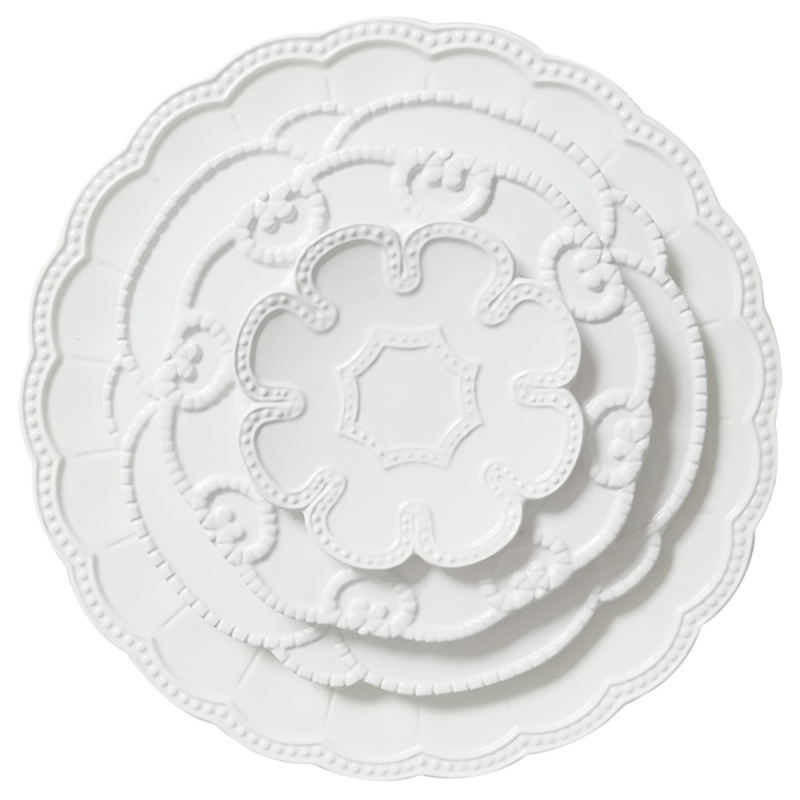 Kerámia étkészlet domborított mintázattal, palotai stílusban, tartalmaz lapos és sekély tányérokat, kézzel készített és testre szabható.