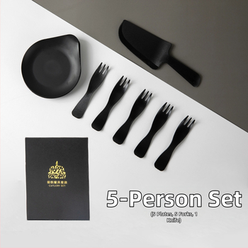 Jednorázový súbor stolových potrieb na narodeniny — plastové nože, vidličky a tanier s kvapkacím podnosom; veľkoobchodné balenie 320 škatúľ; životnosť 3 roky.