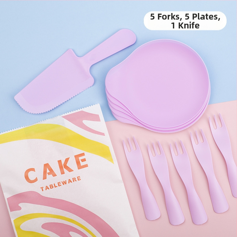 Jednorázový súbor stolových potrieb na narodeniny — plastové nože, vidličky a tanier s kvapkacím podnosom; veľkoobchodné balenie 320 škatúľ; životnosť 3 roky.