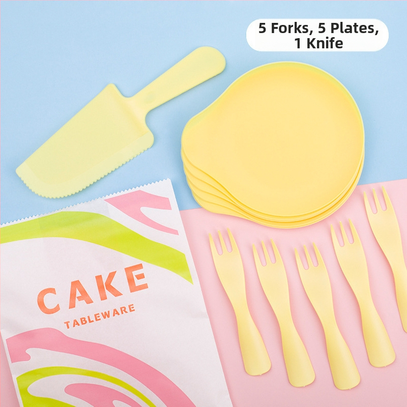 Jednorázový súbor stolových potrieb na narodeniny — plastové nože, vidličky a tanier s kvapkacím podnosom; veľkoobchodné balenie 320 škatúľ; životnosť 3 roky.