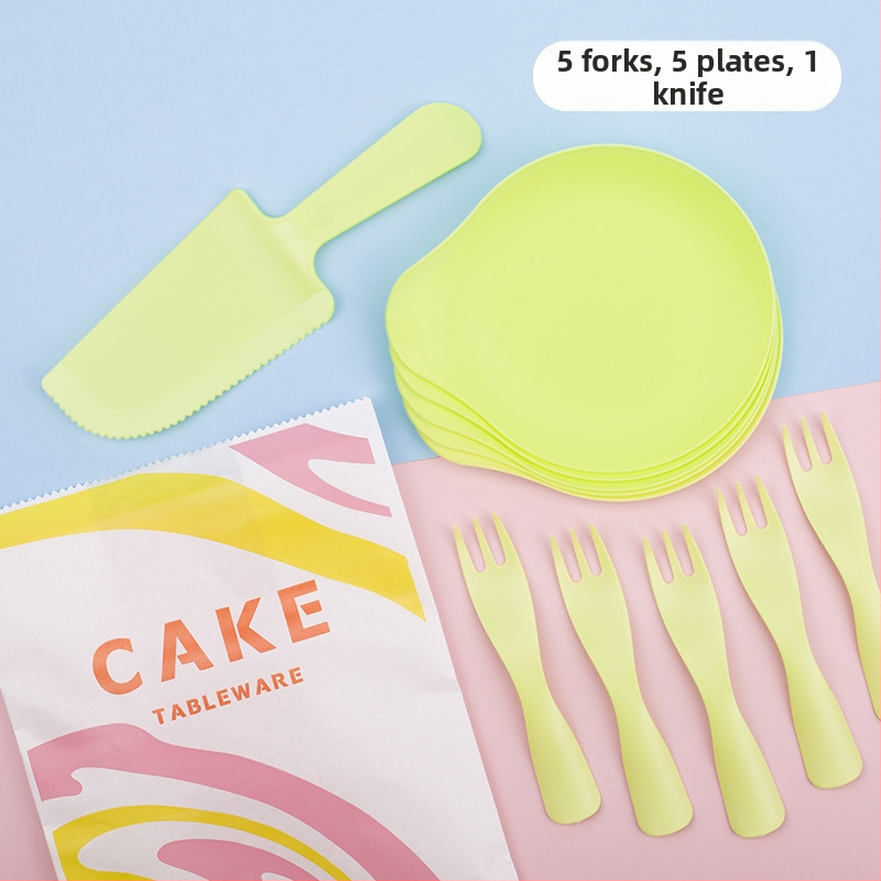 Jednorázový súbor stolových potrieb na narodeniny — plastové nože, vidličky a tanier s kvapkacím podnosom; veľkoobchodné balenie 320 škatúľ; životnosť 3 roky.