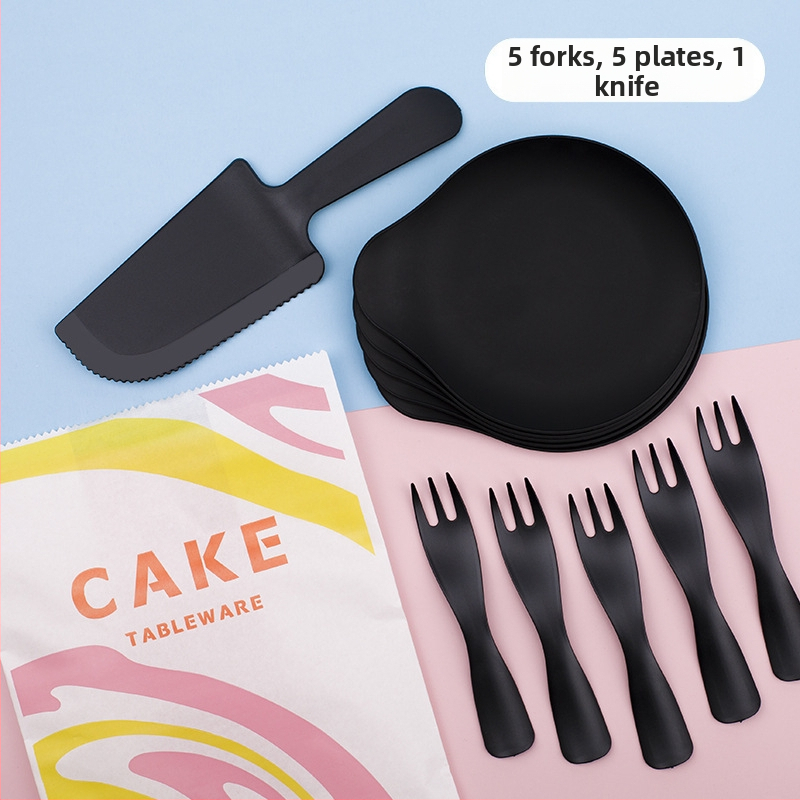 Jednorázový súbor stolových potrieb na narodeniny — plastové nože, vidličky a tanier s kvapkacím podnosom; veľkoobchodné balenie 320 škatúľ; životnosť 3 roky.