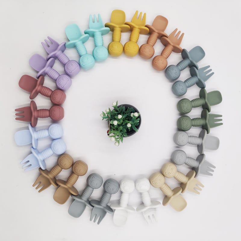 Silikonski set dječjih vilica i žlica – kratka drška, mekani, 2 komada, sladak jednostavan stil