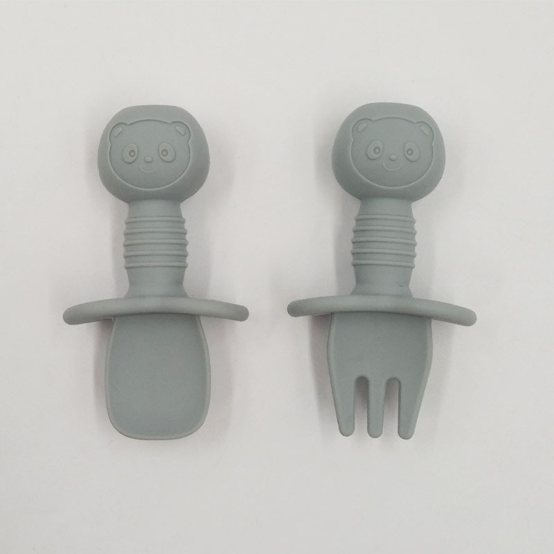 Silikonski set dječjih vilica i žlica – kratka drška, mekani, 2 komada, sladak jednostavan stil