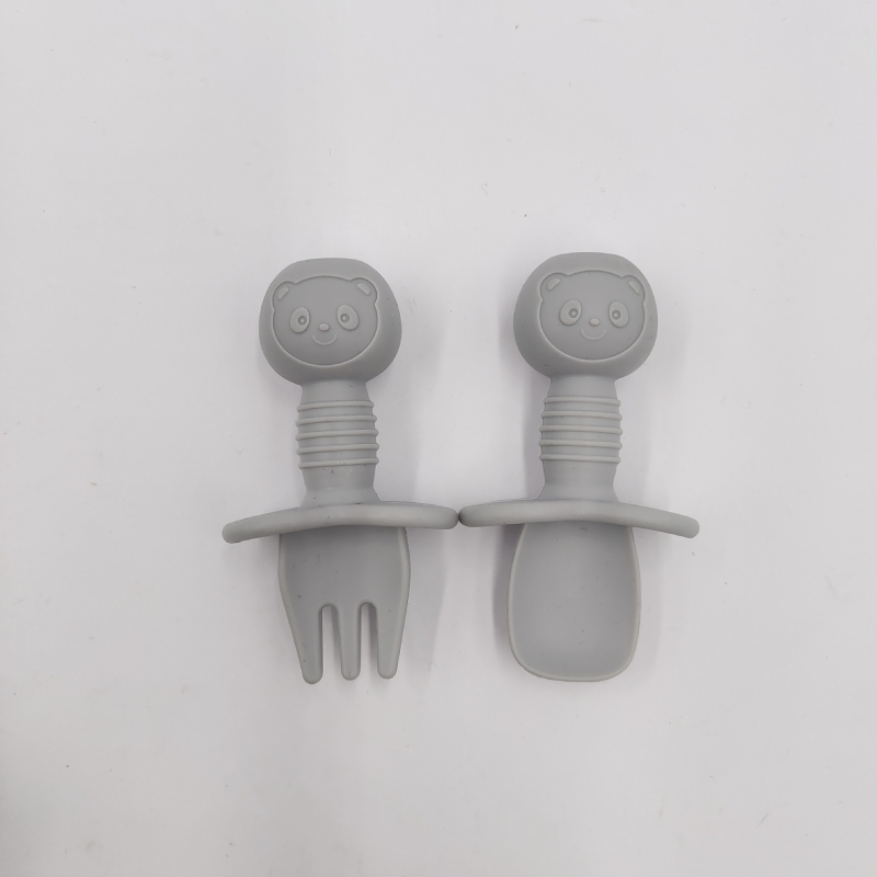 Silikonski set dječjih vilica i žlica – kratka drška, mekani, 2 komada, sladak jednostavan stil