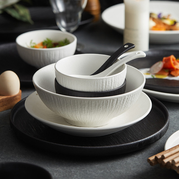 Porcelanski set posuđa s zdjelama, tanjurima i štapićima za jelo; jednostavan stil, okrugli oblik, jednofarbni uzorak; marka YOGEHOME