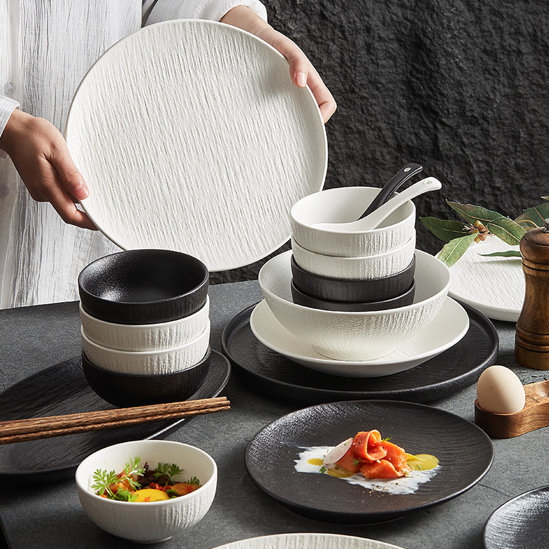 Porcelanski set posuđa s zdjelama, tanjurima i štapićima za jelo; jednostavan stil, okrugli oblik, jednofarbni uzorak; marka YOGEHOME