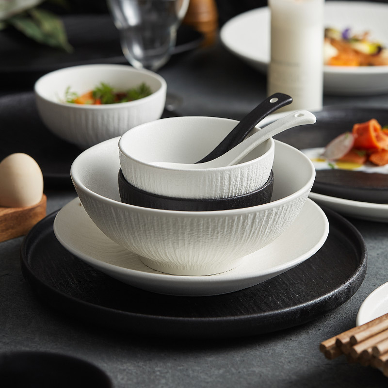 Porcelanski set posuđa s zdjelama, tanjurima i štapićima za jelo; jednostavan stil, okrugli oblik, jednofarbni uzorak; marka YOGEHOME