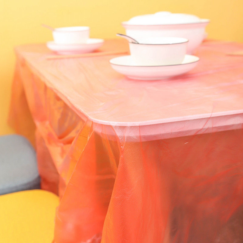 Jednokratni obrus od polietilena, deblji, za okrugle i pravokutne stolove; moderni minimalistički stil; nije biorazgradiv; pogodno za bankete, restorane i kućnu upotrebu.