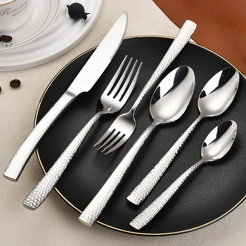 Σετ μαχαιροπίρουνα δυτικής κουζίνας από ανοξείδωτο 304: μαχαίρι, πιρούνι και κουτάλι επιδορπίου με σφυρηλατημένη υφή hammered και φινίρισμα καθρέφτη