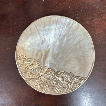 Κύκλινο πιάτο από κοχύλι με ηλεκτροπλατιωμένη επιφάνεια και εκτυπωμένο λογότυπο — μοντέρνο μινιμαλιστικό πιάτο σερβιρίματος χαβιαριού