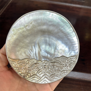 Κύκλινο πιάτο από κοχύλι με ηλεκτροπλατιωμένη επιφάνεια και εκτυπωμένο λογότυπο — μοντέρνο μινιμαλιστικό πιάτο σερβιρίματος χαβιαριού