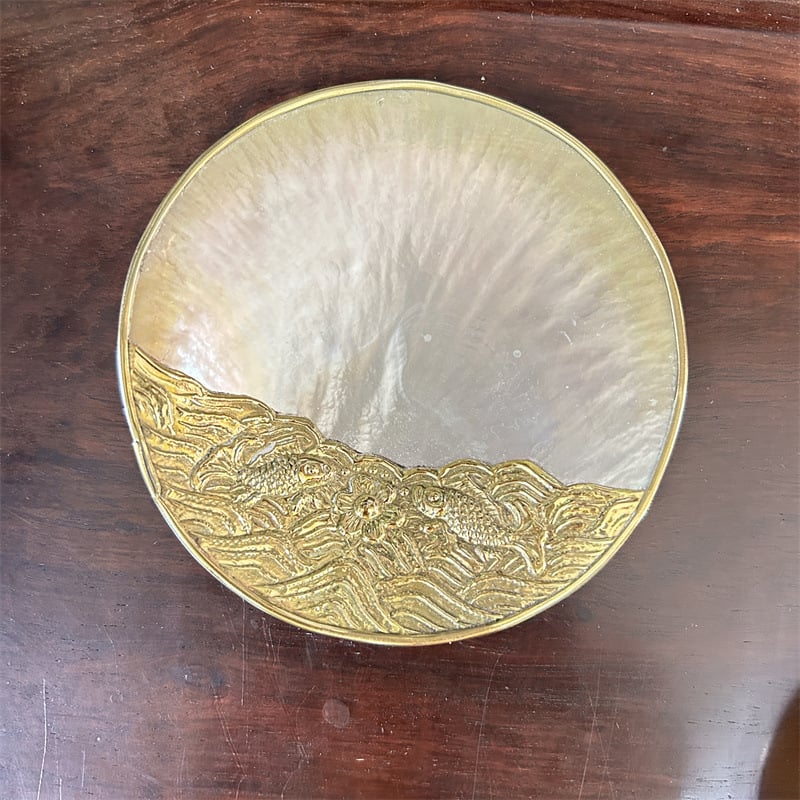 Κύκλινο πιάτο από κοχύλι με ηλεκτροπλατιωμένη επιφάνεια και εκτυπωμένο λογότυπο — μοντέρνο μινιμαλιστικό πιάτο σερβιρίματος χαβιαριού