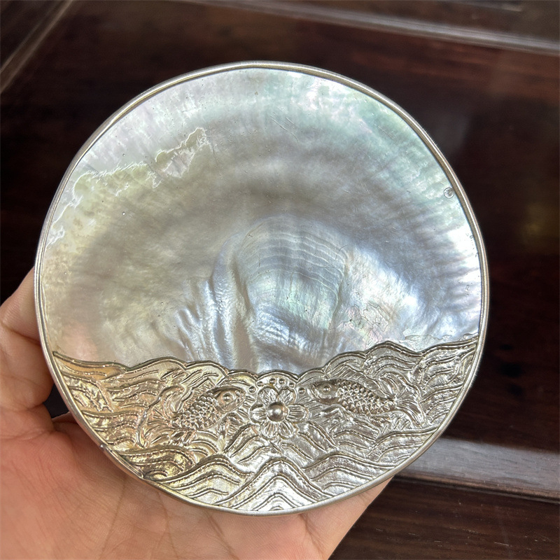 Κύκλινο πιάτο από κοχύλι με ηλεκτροπλατιωμένη επιφάνεια και εκτυπωμένο λογότυπο — μοντέρνο μινιμαλιστικό πιάτο σερβιρίματος χαβιαριού