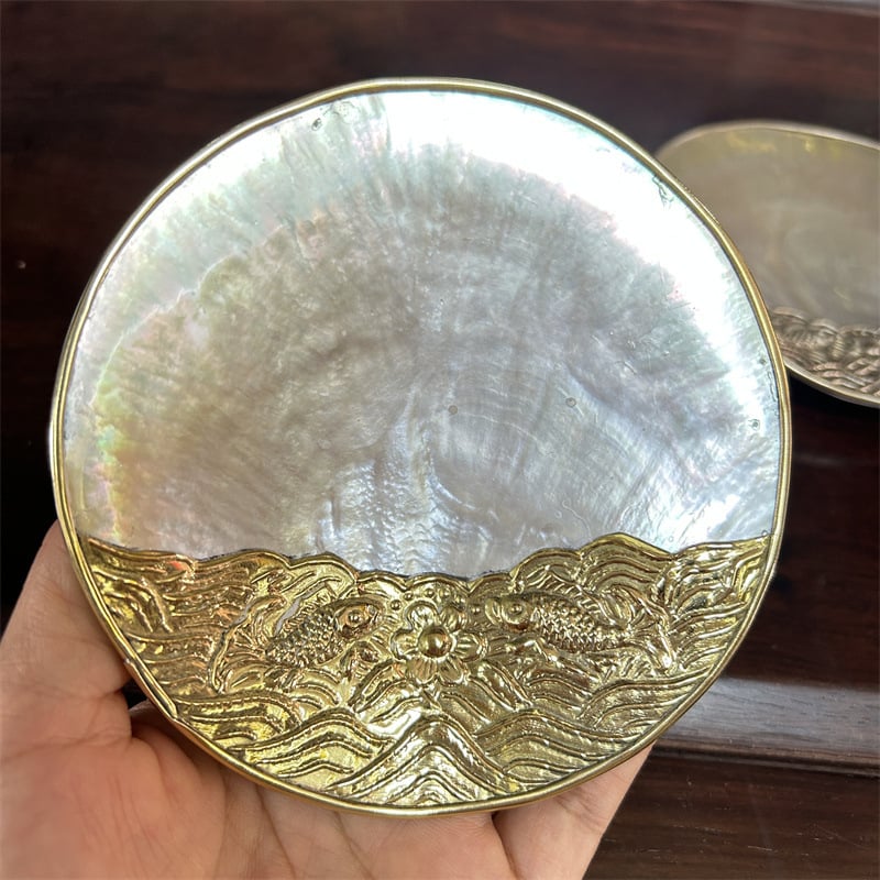 Κύκλινο πιάτο από κοχύλι με ηλεκτροπλατιωμένη επιφάνεια και εκτυπωμένο λογότυπο — μοντέρνο μινιμαλιστικό πιάτο σερβιρίματος χαβιαριού