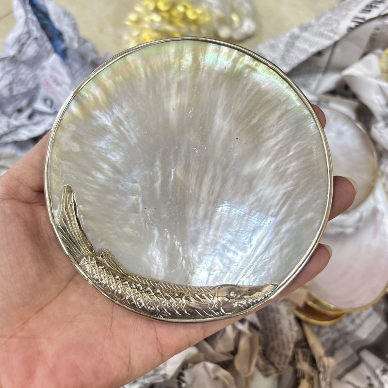 Κύκλινο πιάτο από κοχύλι με ηλεκτροπλατιωμένη επιφάνεια και εκτυπωμένο λογότυπο — μοντέρνο μινιμαλιστικό πιάτο σερβιρίματος χαβιαριού