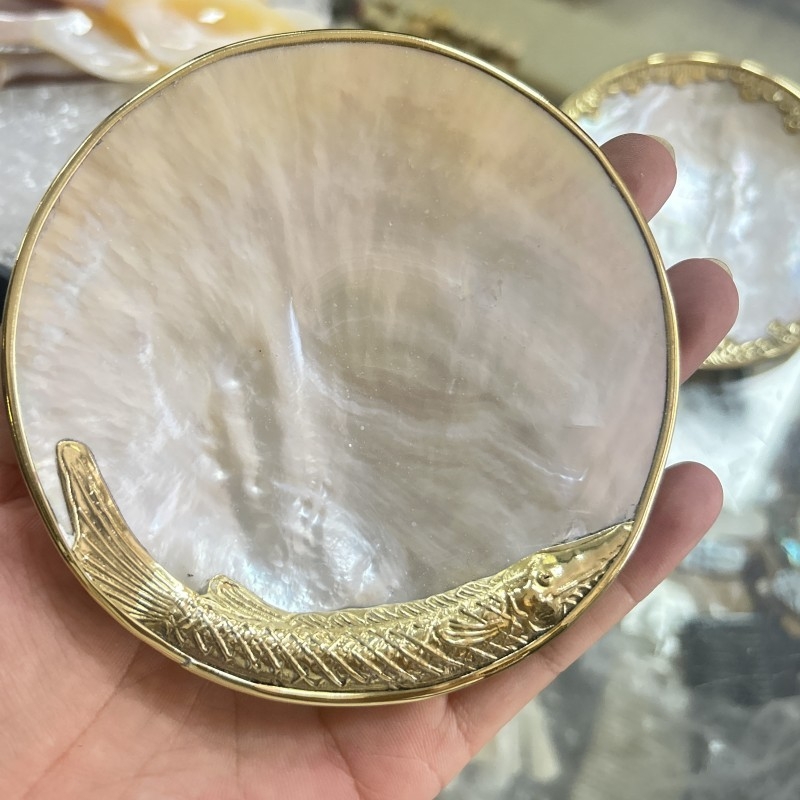 Κύκλινο πιάτο από κοχύλι με ηλεκτροπλατιωμένη επιφάνεια και εκτυπωμένο λογότυπο — μοντέρνο μινιμαλιστικό πιάτο σερβιρίματος χαβιαριού