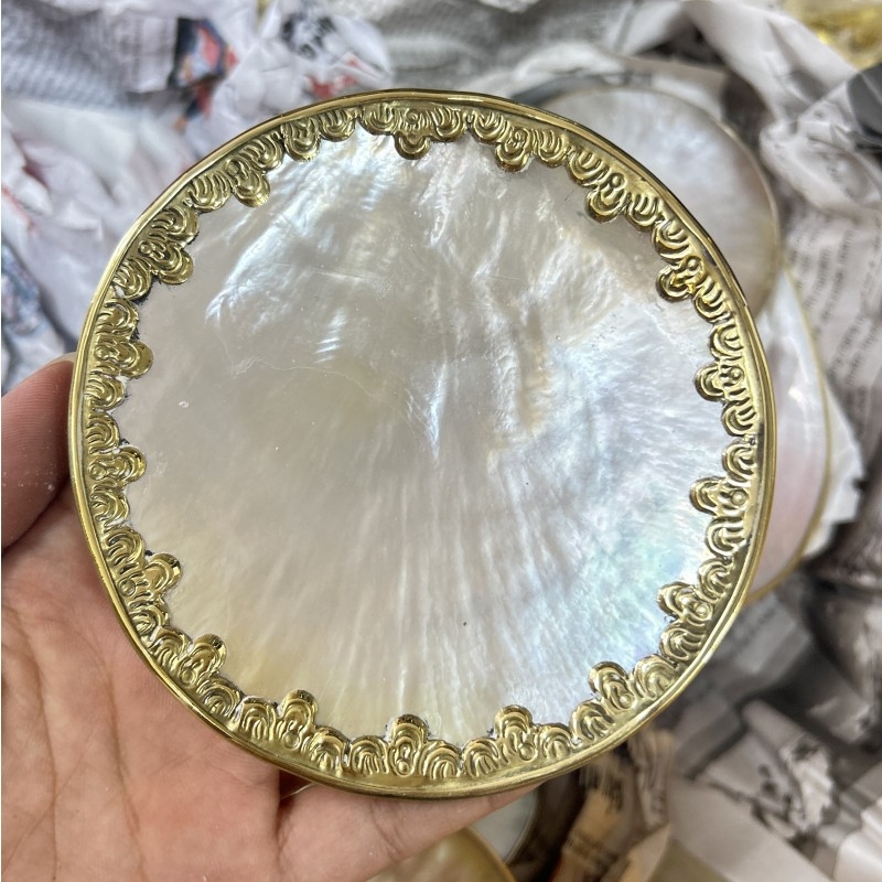 Κύκλινο πιάτο από κοχύλι με ηλεκτροπλατιωμένη επιφάνεια και εκτυπωμένο λογότυπο — μοντέρνο μινιμαλιστικό πιάτο σερβιρίματος χαβιαριού