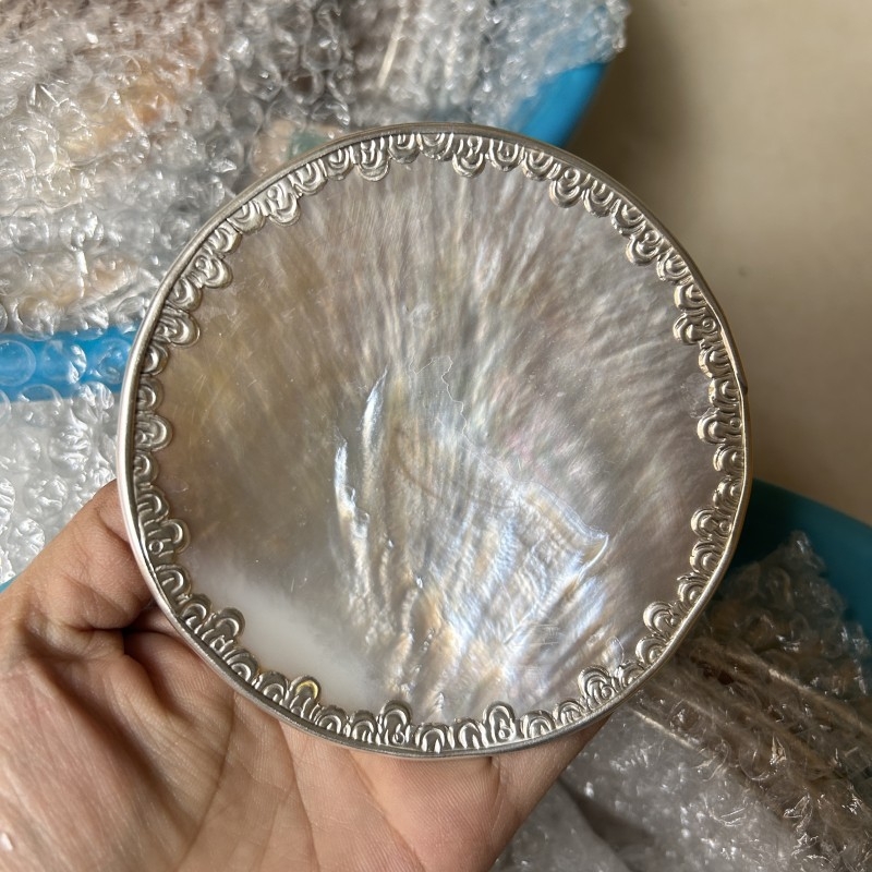 Κύκλινο πιάτο από κοχύλι με ηλεκτροπλατιωμένη επιφάνεια και εκτυπωμένο λογότυπο — μοντέρνο μινιμαλιστικό πιάτο σερβιρίματος χαβιαριού