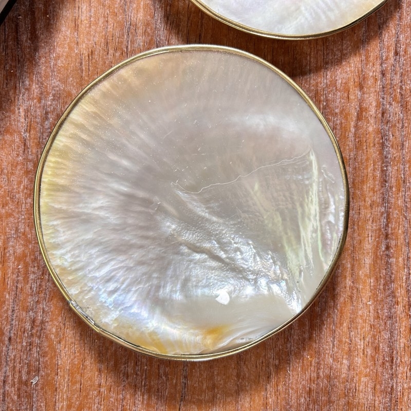 Κύκλινο πιάτο από κοχύλι με ηλεκτροπλατιωμένη επιφάνεια και εκτυπωμένο λογότυπο — μοντέρνο μινιμαλιστικό πιάτο σερβιρίματος χαβιαριού