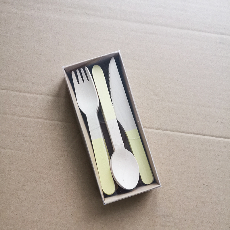 Jednokratni dječji pribor od breze: nož, vilica i žlica; porijeklo Zhejiang