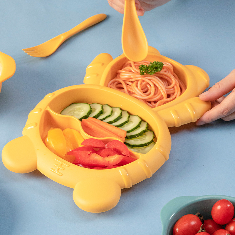 Apricot Rhyme rajzfilm-stílusú műanyag gyerek étkészlet, négy darabos készlet: tányér, tál, kanál és villa