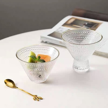 Staklena čaša za desert — moderni minimalistički stil, bez ručke ili poklopca; jednostruka, okruglog oblika; ručno puhano staklo.