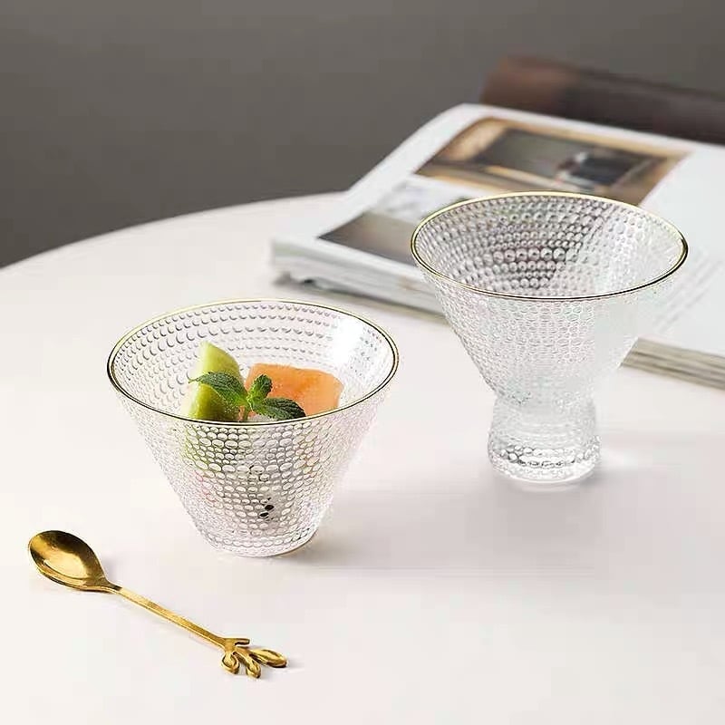 Staklena čaša za desert — moderni minimalistički stil, bez ručke ili poklopca; jednostruka, okruglog oblika; ručno puhano staklo.