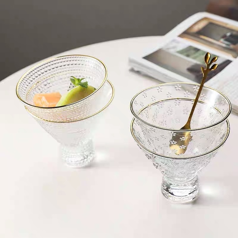 Staklena čaša za desert — moderni minimalistički stil, bez ručke ili poklopca; jednostruka, okruglog oblika; ručno puhano staklo.