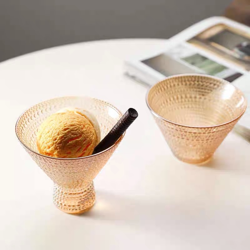 Staklena čaša za desert — moderni minimalistički stil, bez ručke ili poklopca; jednostruka, okruglog oblika; ručno puhano staklo.