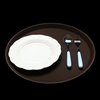 Műanyag kör alakú tál az étkezésekhez, modern és minimális stílus, nyomtatott logóval, mikrohullámú sütőhöz nem alkalmas, 2018-ban debütált.