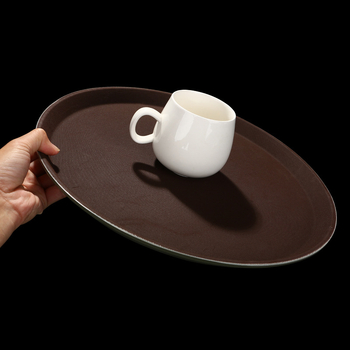 Műanyag kör alakú tál az étkezésekhez, modern és minimális stílus, nyomtatott logóval, mikrohullámú sütőhöz nem alkalmas, 2018-ban debütált.