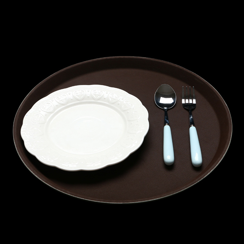 Műanyag kör alakú tál az étkezésekhez, modern és minimális stílus, nyomtatott logóval, mikrohullámú sütőhöz nem alkalmas, 2018-ban debütált.