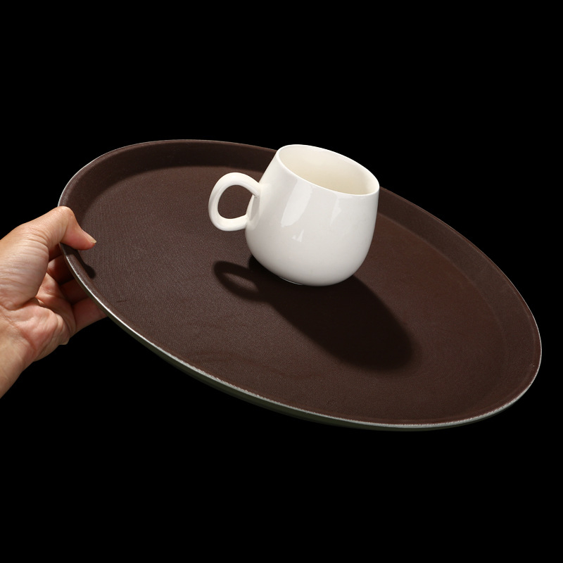 Műanyag kör alakú tál az étkezésekhez, modern és minimális stílus, nyomtatott logóval, mikrohullámú sütőhöz nem alkalmas, 2018-ban debütált.