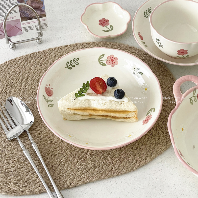 Farfurie de desert din porțelan, rotundă, cu model floral, stil coreean, finisaj sub glazură.